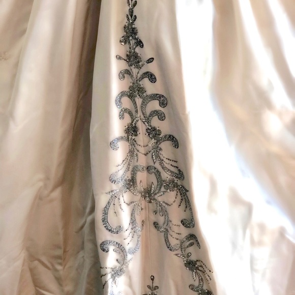 Stunning Wedding Dress - Picture 5 of 8